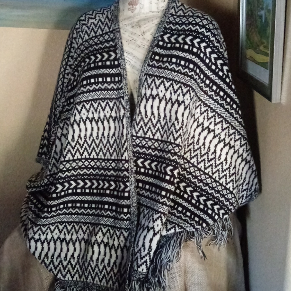 I joah ❤ Black & White Shrug